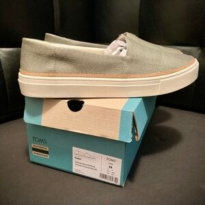 New In Box! Women’s Toms Parker Sneaker Size 11